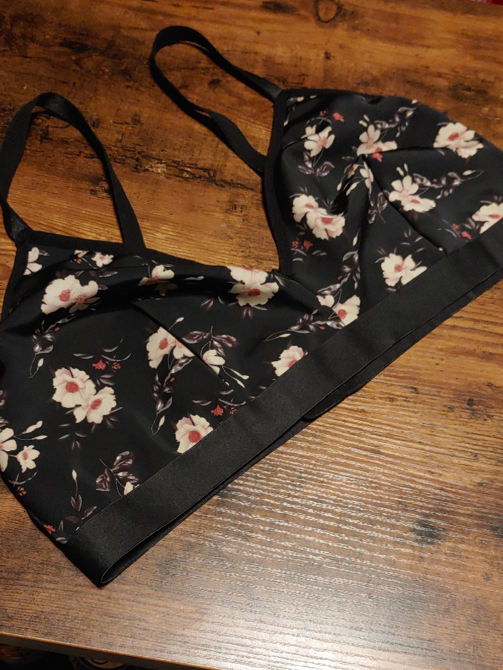 NWOT Gorgeous 3X Black Floral Unpadded Wirefree Sexy Bra